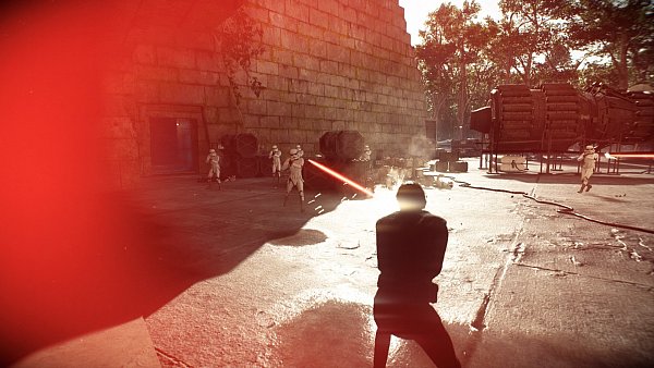 Treffer: Im Arcade-Modus sind wir mit Luke Skywalker unterwegs und schwingen das Lichtschwert. In dem Moment, wo wir den Screenshot speichern, trifft uns einer der sonst nicht wirklich intelligent agierenden Gegner. - © EA/Criterion