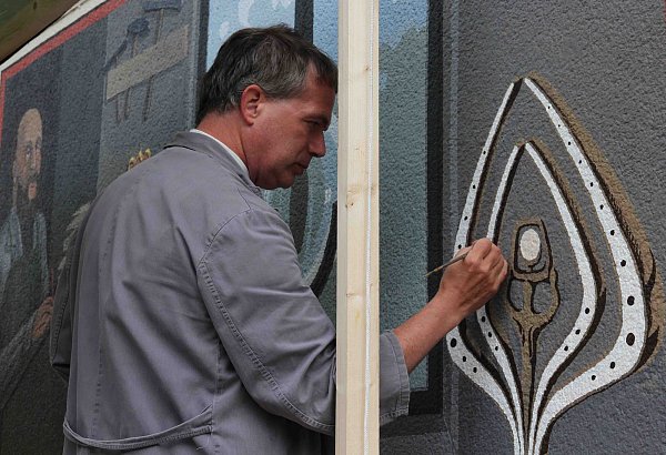 Punktgenaue Handarbeit: Andreas Raub wird rund eine Woche an dem Wandgemälde arbeiten. - © Erzbistum Paderborn