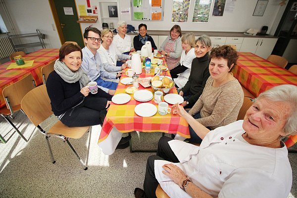 Helfen in geselliger Runde: Zu zehnt wurde gestern die Mittagsspeisung vorbereitet. Insgesamt engagieren sich aber 120 Ehrenamtliche. - © Marten Siegmann