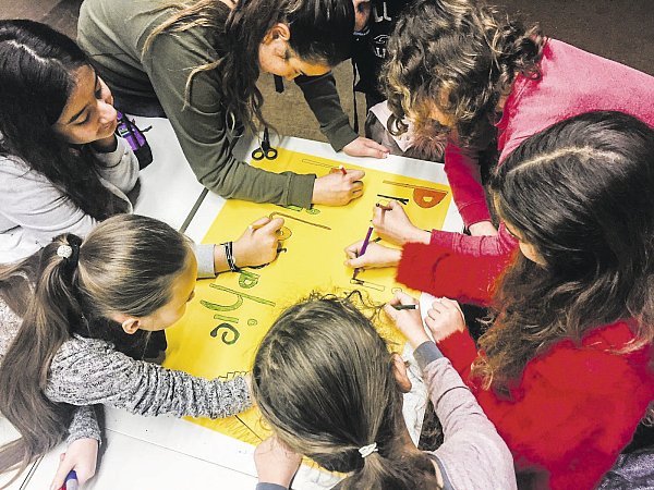 Gemeinsam: Für den Tag der offenen Tür am Hüffertgymnasium entwerfen Schüler der 5. Klasse ein Plakat zum Fach "Praktische Philosophie". - © Ulrike Lissek-Jansen