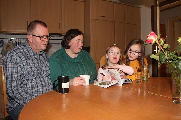 Im Kreise der Familie: Amalia Suess mit ihren Eltern Dietmar und Nadja und ihrer Schwester Elisabeth. - © Myriam Domke-Feiner