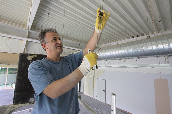 Renovierungsarbeiten: Sulejman Hasanovi¾ bei der Arbeit an der Decke im neuen Gästesaal des Centers an der Albert-Schweitzer-Straße. - © Ulf Hanke