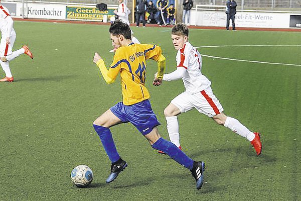 In Aktion: Lucas Kampmeier (r.), oben im Porträt, spielt Rechtsverteidiger in der U 19 des VfL Theesen. - © Privat