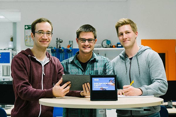 Thilo Creutz (v.l.), Florian Segger und Steffen Jacobs von der FH Münster mit dem Versuchsobjekt, dem Amazon Echo Show. - © FH Münster/Maxi Krähling