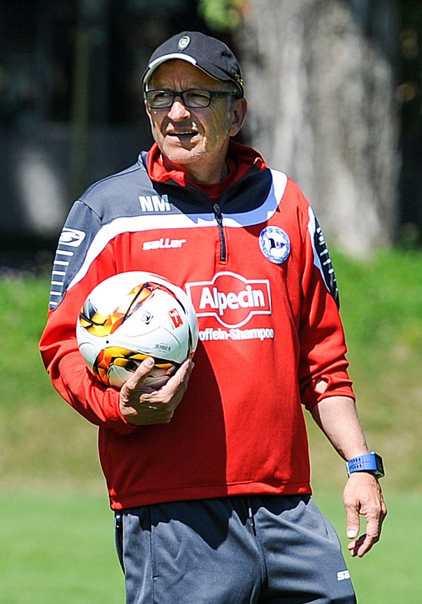 Den Ball fest im Griff: Arminia Bielefelds Trainer Norbert Meier hat es in den vergangenen Tagen in Lienz gut gefallen. - © Christian Weische