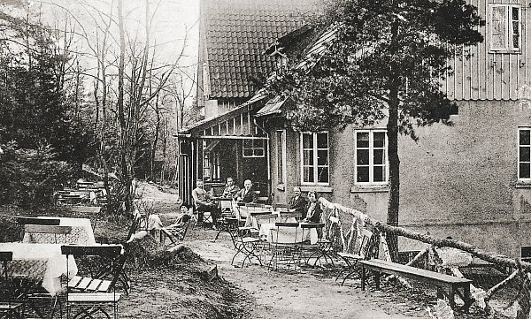 Friedenszeit: Der Garten des Gasthauses "!Tönsbergshöhe" (heute Berggasthof "Tönsberg") bildete an schönen Tagen das Ziel vieler Gäste. Familie Schulte betrieb das Lokal. - © Repro: Horst Biere/Quelle: Archi