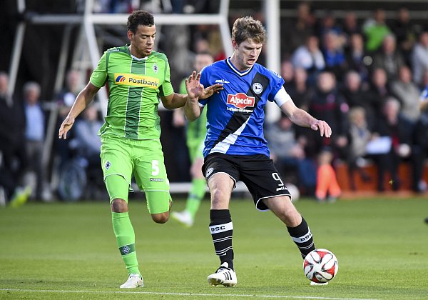 Kampf um den Ball: Arminias Torjäger Fabian Klos (r.) setzt sich gegen Steffen Nkansah durch. - © Christian Weische