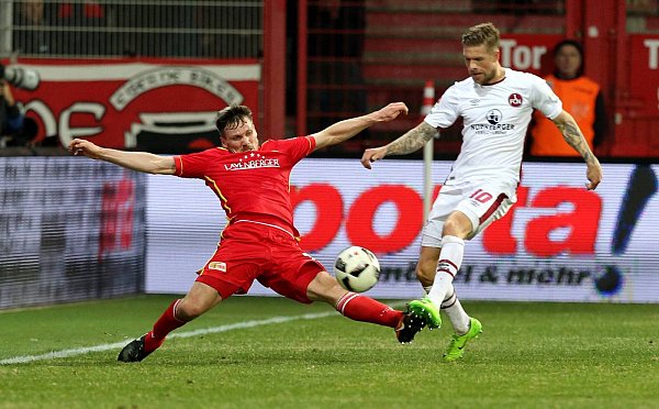 Immer voller Einsatz: Michael Parensen (l.) spielt seit acht Jahren für den 1. FC Union Berlin und in dieser Saison auch um den Aufstieg mit. In dieser Szene versucht er den Nürnberger Tobias Kempe zu stoppen. Foto: imago - © imago/Zink