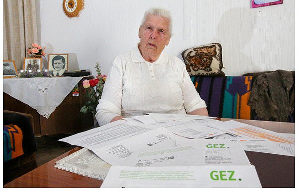 Margarita Mierau mit den Briefen von GEZ und Beitragsservice. Die gebürtige Russin kann kein Deutsch lesen. - © FOTO: ANDREAS ZOBE