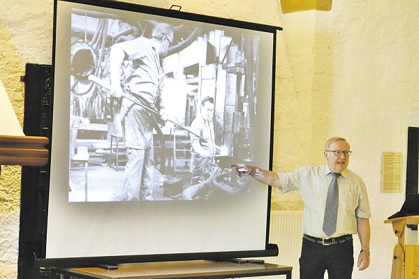 Erinnerungen: Anhand von historischen Aufnahmen und Karten zeichnete Johannes Georg die wechselvolle Geschichte der Glasherstellung im Nachbarort Siebenstern nach. - © Silke Riethmüller