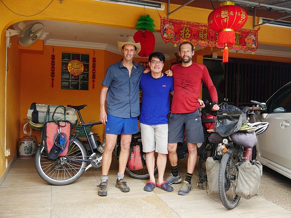 Zwischenstopp in der Metropole: Matthias Rieps (l.) und Christian Pries übernachten in Kuala Lumpur bei Hong (Mitte). - © Christian Pries