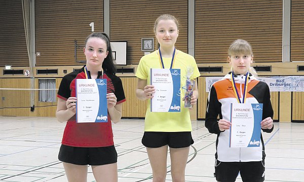 Siegerin: Pia Sommer von der DJK Brakel gewann den Einzelwettbewerb der U17 und sie wurde mit Anne Koch Dritte im Damendoppel. - © privat