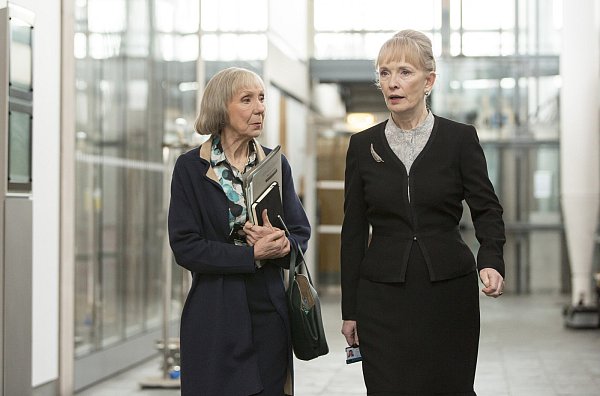 Lady Smallwood (Lindsay Duncan) und ihre Sekretärin Vivian Norbury (Marcia Warren, li.), haben Verbindungen zu den AGRA-Agenten. - © Hartswood Films 2016/BBC
