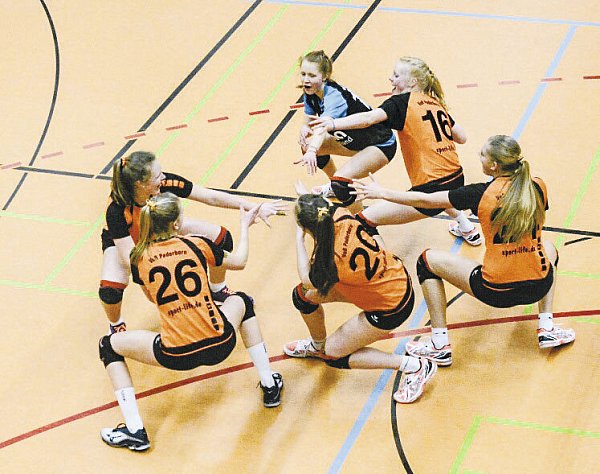 Tänzchen zum Punktgewinn: Die U18 vom VoR Paderborn mit Hanna Scheiwe (oben in Blau-Schwarz, weiter im Uhrzeigersinn), Paula Lake, Stella Dreisewerd (alle Detmold), Liza Kastrup (Dortmund), Julia Jäger (Münster) und Marianna Sharafudinova. - © Scheiwe