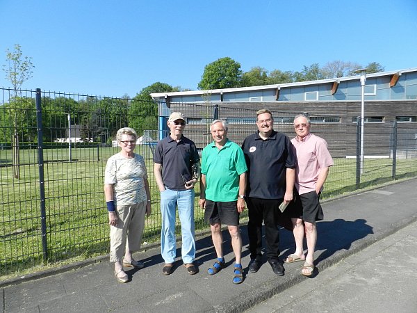 Schwimmen in Gedanken noch einmal in der Ennigloher Badeanstalt: Brigitte Mailänder (v.l.) Reinhard Fischer, Reiner Ebmeier, Sven Kampeter und Manfred Bredenkötter aus Südlengen. Im Hintergrund, die Stelle, an der das runde Planschbecken war. - © Thorsten Mailänder