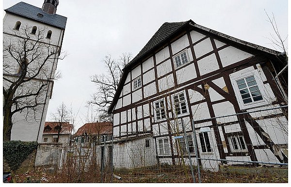 Auf zwei Außenfassaden zeigt das älteste Salzkottener Haus Wüst noch die alten Fachwerkstrukturen. Bei den zwischenzeitlichen Plänen für einen integrativen Kindergarten fehlten nach Auskunft der Beteiligten erforderliche Freiflächen zum Spielen. - © FOTO: REINHARD ROHLF