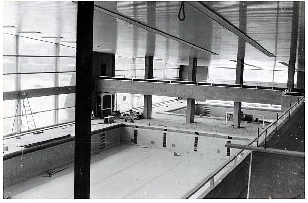 Das Herforder Hallenbad verfügte über ein 25 mal 12,5 Meter großes Sportbecken und ein Lehrschwimmbecken. Zuschauer konnten von oben Sportwettkämpfe verfolgen. - © FOTO: KOMMUNALARCHIV (HEESE)