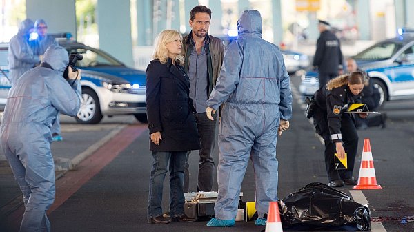 Ermittlungen im Tatort "Nachtsicht": Spuren am Tatort deuten darauf hin, dass das Opfer gezielt mit einem Auto überfahren worden ist. - © Radio Bremen/Michael Ihle