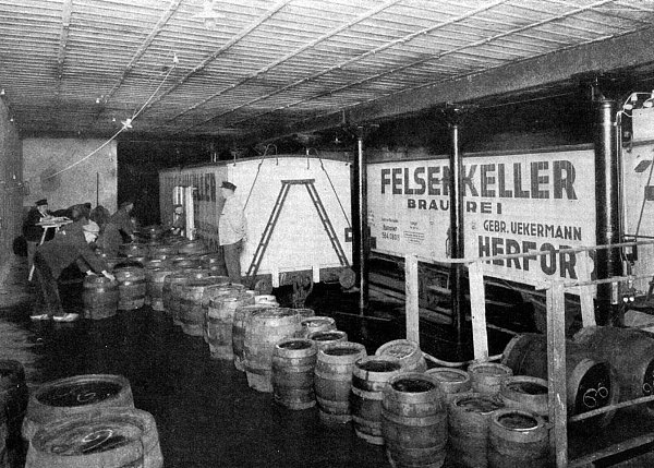 Fassbierverladung 1927: Im unterirdischen Verladekeller leisteten die Brauereimitarbeiter schwere Arbeit. - © Archiv Brauerei Felsenkeller