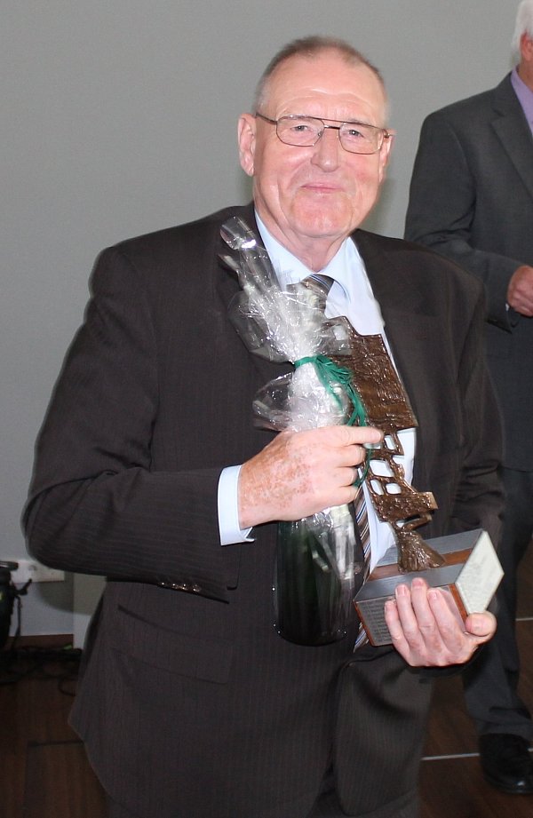 Besondere Ehre für einen besonderen Ehrenamtler: Beim ordentlichen Verbandstag des westdeutschen Tischtennisverbandes in Essen wurde der Kreisvorsitzende Hans-Joachim Fietz aus Menne mit dem Albrecht-Nikolai-Pokal ausgezeichnet. - © Klaus Verburg, WTTV