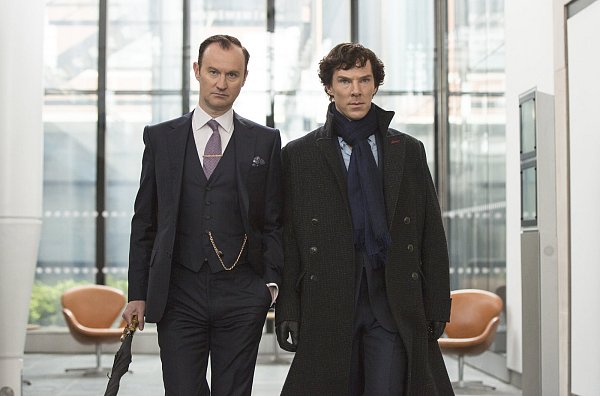 Filmbrüder Mycroft Holmes (Mark Gatiss l.) und Sherlock, in der Realität ist Gatiss Produzent der Serie. - © Hartswood Films 2016/BBC