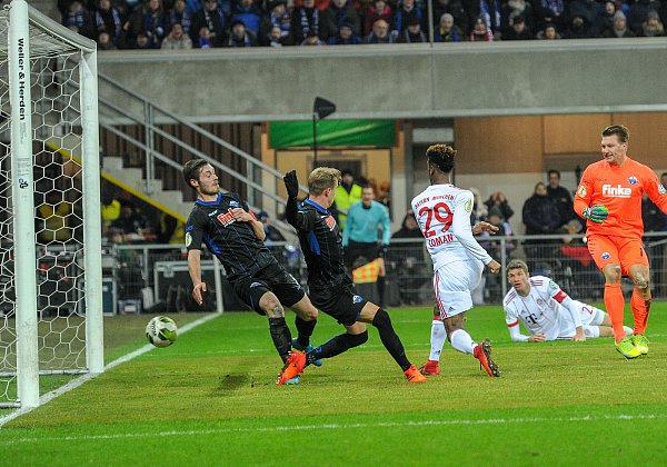 Bayerns erster Streich: Coman (r.) findet die Lücke gegen Boeder (M.) und Strohdiek und trifft zum 0:1. - © Christian Weische