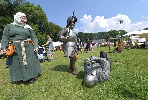 Am Boden: 30 Grad im Schatten und 30 Kilo schwere Rüstung zu tragen - das haut den stärksten Ritter um. - © Jens Dünhölter