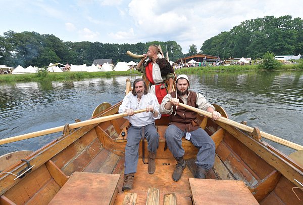 Attraktion: Der Nachbau eines Wikingerbootes gleitet über den Kruse-See. Nobby (l.) und Felix Morkes (r.) legen sich in die Riemen. - © Jens Dünhölter
