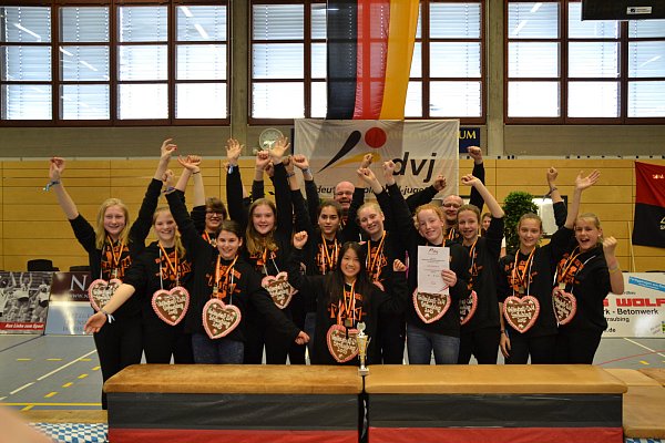 Holten Bronze in Bayern: Die U14-Mädchen des VoR Paderborn schrieben erneut Vereinsgeschichte. Über den Erfolg bei der Deutschen Meisterschaft freuen sich (v. l.) Saskia Esser, Mailin Schnelle, Betreuerin Johanna Haasler, Maida Bibic, Maja Pollkläsener, Rieke Heising (verdeckt), Lucia Menke, Trainer Holger Fretzer, Van Nguyen, Neele Goßling, Freya Rensing, Betreuer Marek Cwolek, Paula Beninca, Xenia Surkov und Penelope Weiß. - © Foto: Bernd Schulte