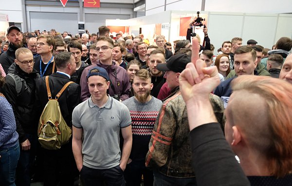 Linke und rechte Gruppen stehen sich auf der Franktfurter Buchmesse gegenüber. Rechte Verlage hatten zu Diskussionsforen eingeladen - das stieß auf Protest. - © dpa