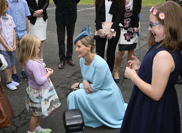 Im Gespräch mit den Familien: Gräfin Sophie von Wessex unterhält sich nach der Parade mit der fünfjährigen Imogen Lush. - © Marc Köppelmann