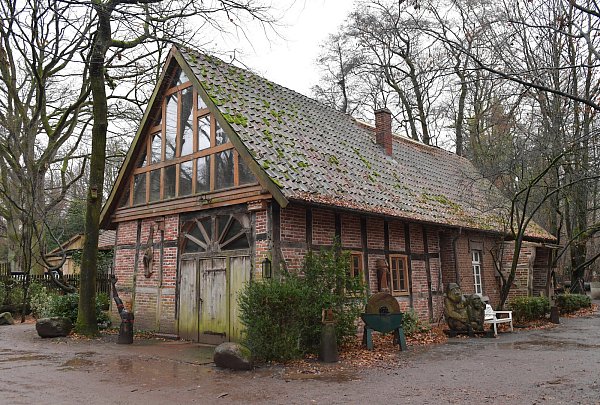 Neues Domizil: Der Mühlen-Kotten war bislang Teil des Partyhofes in Mumperows Mühle zwischen Kirche und Kriegerdenkmal. - © Jens Dünhölter