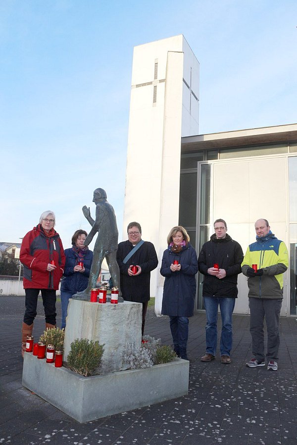 Solidarität: Die Mitarbeiter der Evangelischen Kirchengemeinde stehen vor der - jetzt ehemaligen - katholischen Johannes-Kirche. Sie wollen ihre Solidarität mit den Katholiken zeigen angesichts der überraschenden Entweihung des Gotteshauses. - © Thomas Dohna