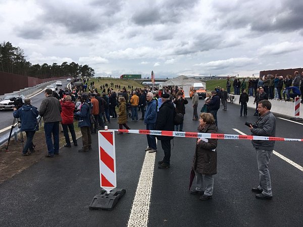 Die ersten Autos rollen kurz vor 15 Uhr (4.4.2018) über das neue Teilstück der A 33. - © Christian Weische