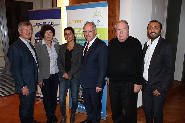 Integrationsdialog Sport: Es diskutierten (v. l.) Klaus Cachay, Christa Kleindienst-Cachay, Gülsüm Tutor vom LSB, OB Pit Clausen, SSB-Präsident Klaus Weber und Riza Öztürk. - © Jana Haver