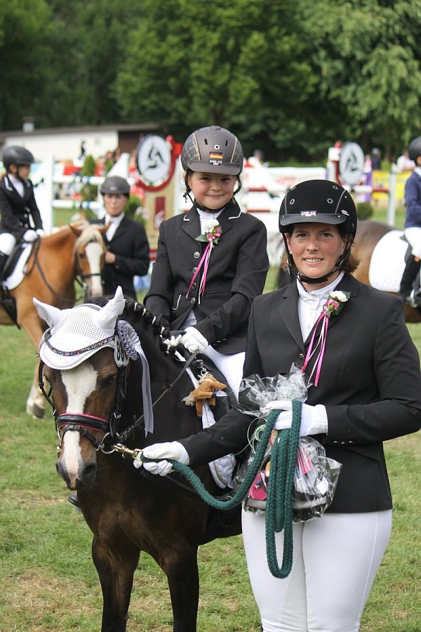 Zufriedene Zweite: Lara Schulte (Büren) und „Lilli" dürfen mit Ponyführerin Eva Schulte auf dem Paderborner Schützenplatz starten. - © Christina Hohlweck