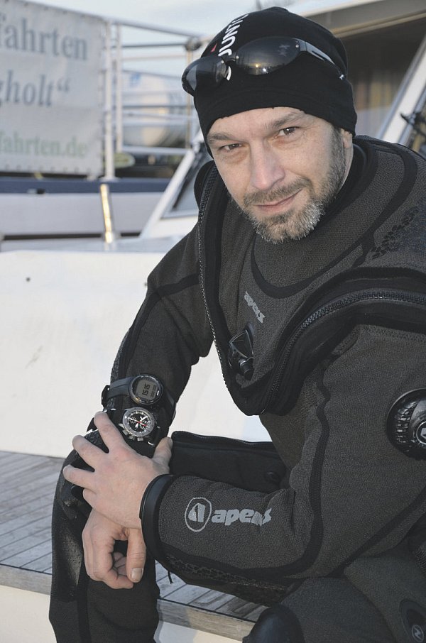 Über und unter Wasser zu Hause: Unsere Bilder zeigen Andreas Peters an Bord eines Schiffes und beim Tauchen.