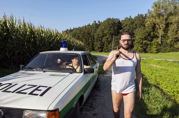 Am Donnerstag (17.03.22) um 20.15 Uhr zeigt das Erste den fünften Eberhofer-Krimi "Sauerkrautkoma" mit Provinzpolizist Franz Eberhofer (Sebastian Bezzel) und Flötzinger (Daniel Christiensen). - © rbb/ARD Degeto/BR/Constantin Film/Bernd Schuller,