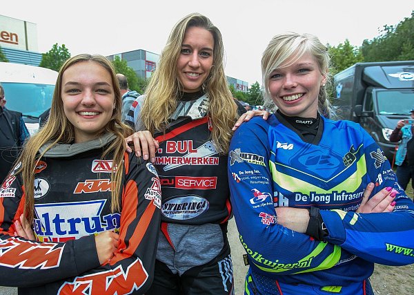 Blickfang: Demi Valkema, Jessie Veenstra und Marielle Kuiper (v. l.) gehörten zu den Enduro Powergirls aus den Niederlanden, die erstmals auf dem Leineweberring starteten. - © Andreas Zobe