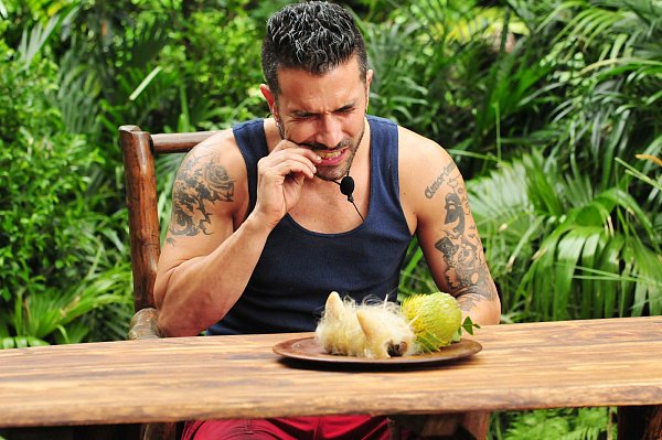 Marc Terenzi spielt bei seiner letzten Prüfung um den Hauptgang. Für einen Stern muss er eine Dschungelköstlichkeit essen. Alternativ wird ihm ein leckeres Essen angeboten. - © RTL / Stefan Menne