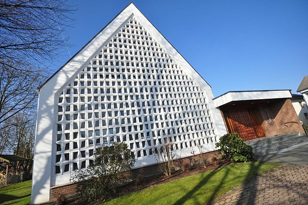Offen für neue Nutzungen: Das ehemalige Kirchengebäude der Neuapostolischen Gemeinde Enger soll verkauft oder vermietet werden. Foto: NW-Archiv - © Julia Gesemann