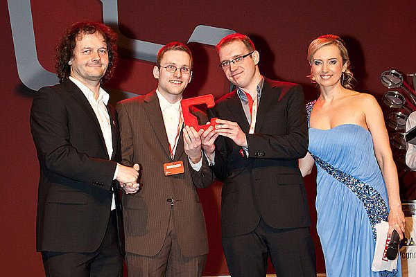 Josef Reitberger (Chefredakteur CHIP), Olaf Lüke, Bastian Nordmeyer (beide Tinkerforge) und Moderatorin Radka Kaspar (v.l.). - © FOTO: CHIP
