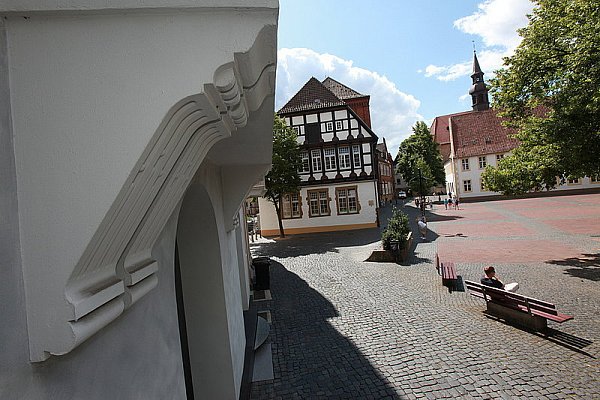 In unserem Rätsel vom Samstag ging es um die Erkerkonsolen am Gebäude Klosterplatz 6 (vorne). Geradeaus der Woermannsche Hof aus dem Jahr 1640, der heute Teil zur Klosterschule gehört und rechts die katholische Jodokuskirche. - © FOTO: ANDREAS ZOBE