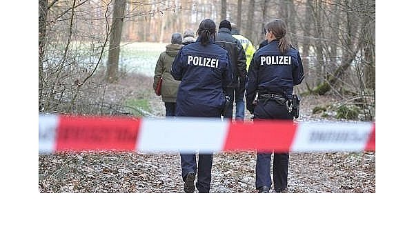 Blauer Schlumpf lag auf gefrorenem Körper - © HALLE
