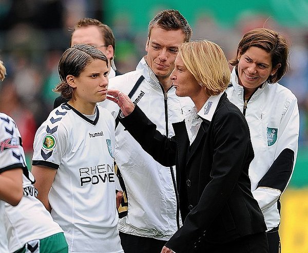 Die Duisburger Trainerin Martina Voss-Tecklenburg (r.) gratuliert nach dem DFB-Pokal 2010 der Matchwinnerin Annike Krahn nach dem 1:0-Sieg gegen Jena und dem Pokalgewinn. Im Training geht es auch manchmal rauer zu. - © FOTO: DPA