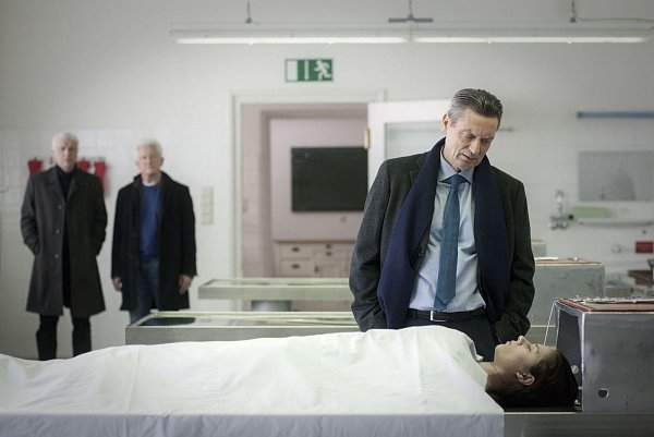 Leitmayr und Batic beobachten Oberstaatsanwalt Kysela (Goetz Schulte) bei der Identifizierung des Mordopfers, seiner Tochter. - © BR/Hagen Keller