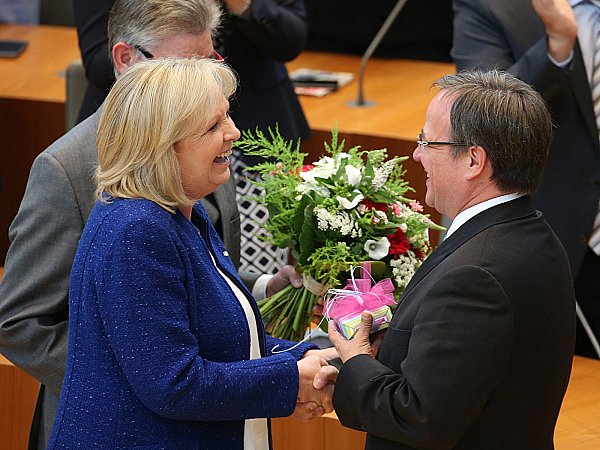 Übergabe: Die ehemalige Ministerpräsidentin Hannelore Kraft (SPD) gratuliert im Landtag ihrem
Nachfolger Armin Laschet (CDU). - © dpa