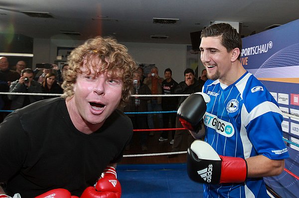 Arminia-Coach Stefan Krämer (links) hat mit Box-Weltmeister Marco Huck an seinen Nehmerqualitäten gearbeitet. - © FOTO: ANDREAS ZOBE