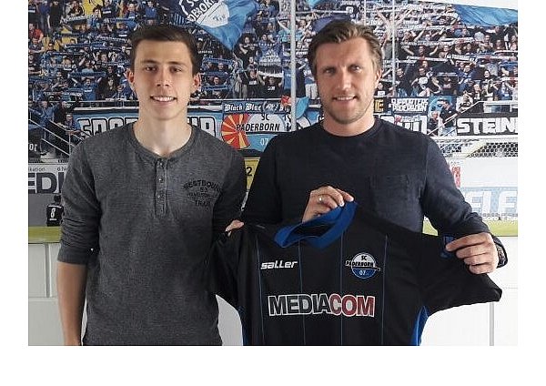 Weiter für den SCP: Ron Schallenberg (links) bleibt Paderborner, zur Freude von Sportchef Markus Krösche. - © SC Paderborn