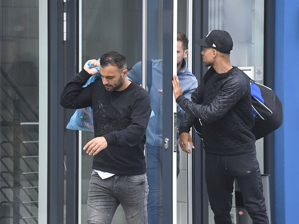 Einzeln oder in kleinen Gruppen schlichen die Spieler am Montag vom Trainingszentrum des SC Paderborn. - © Marc Köppelmann